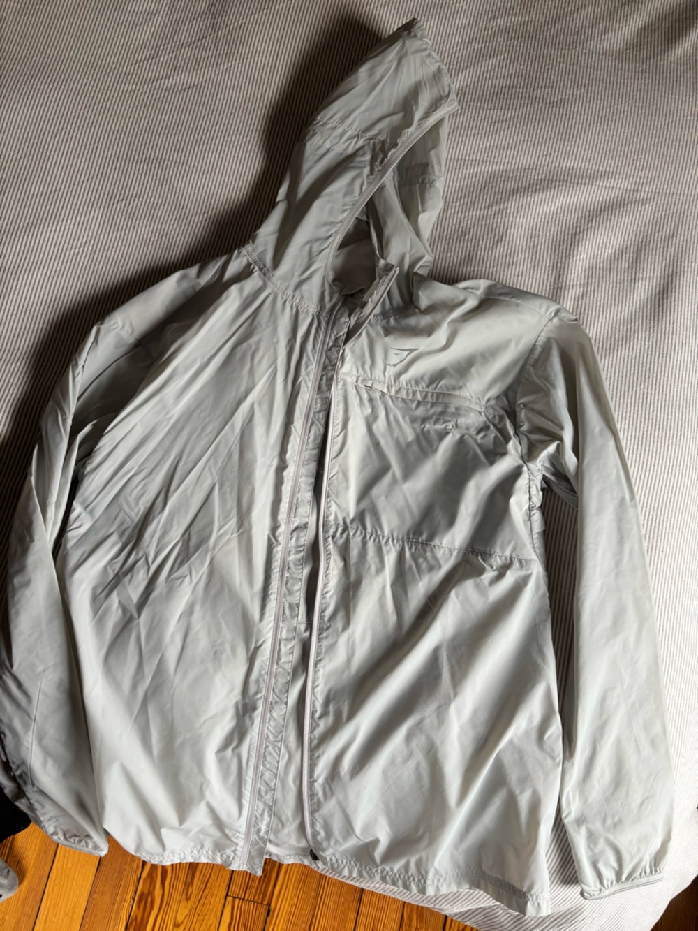 Gymshark Women’s Light Gray Hooded Windbreak Jacket. - Picture 5 of 5